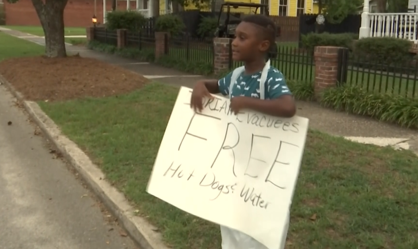 Jermaine Bell, de 6 anos, usou o dinheiro de seu aniversário para comprar alimentos para evacuados do furacão Dorian. (Foto: Reprodução/WJBF)