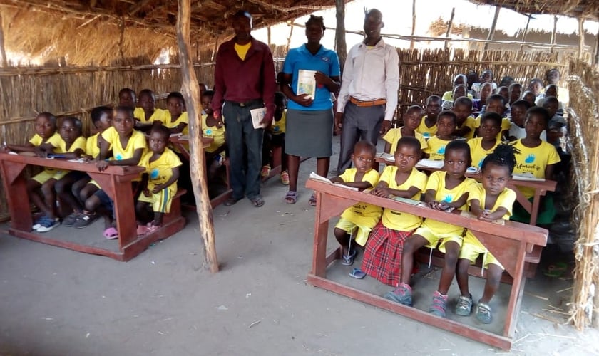 Com o apoio do Projeto Umodzi e da MME, crianças da aldeia de Hatone (Malawi) estão recebendo educação, comida e a Palavra de Deus. (Foto: Guiame)