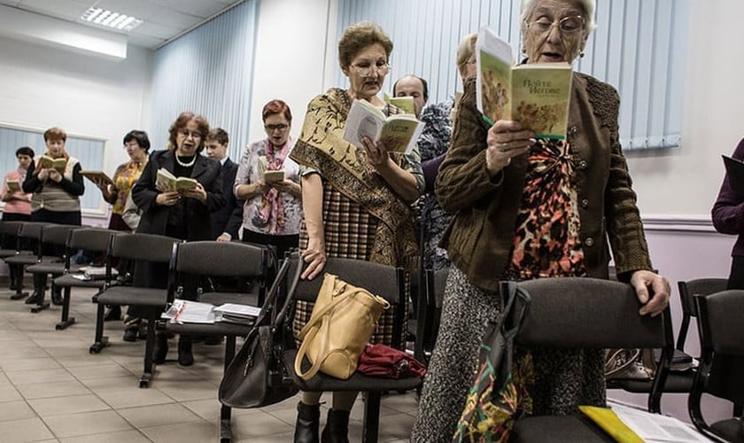 Testemunhas de Jeová cantam hinos durante reunião em Rostov do Don, na Rússia. (Foto: Getty Images)