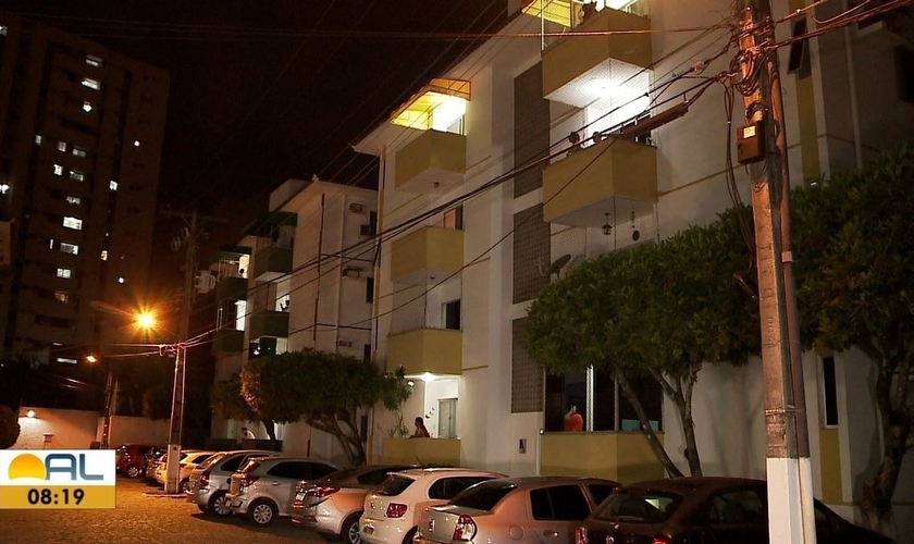 Moradores fazem orações nas janelas de prédios e casas em Maceió. (Foto: Reprodução/TV Gazeta)