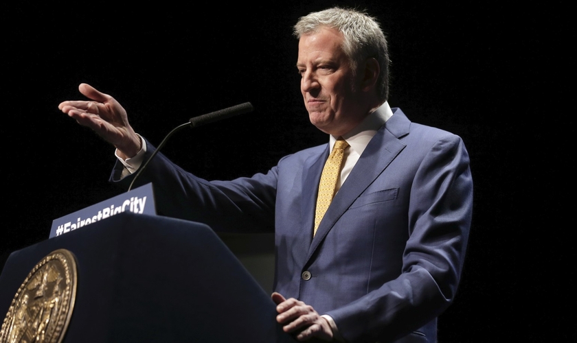 Prefeito de Nova York, Bill de Blasio, ameaçou fechar igrejas permanentemente se não houver suspensão dos cultos. (Foto: AP Photo/Seth Wenig)