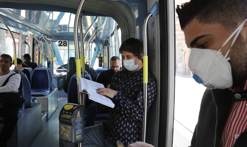 Passageiros em transporte público de Jerusalém. (Foto: Yossi Zamir/Flash90)