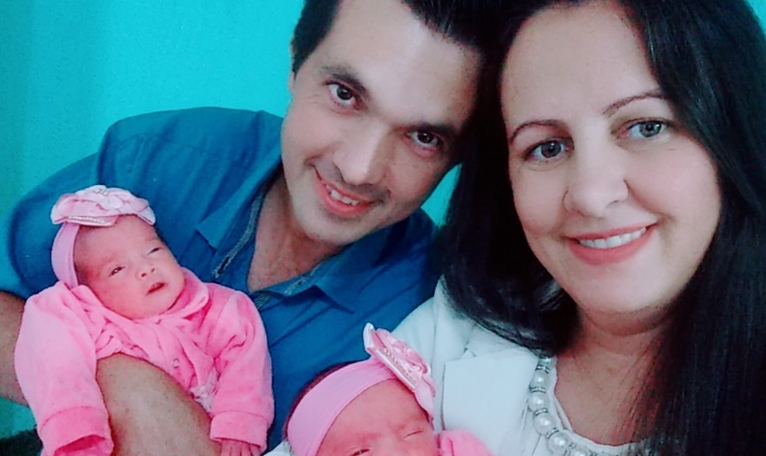 Geisislaine e Isaac celebram o nascimento das filhas após 19 anos de tentativas. (Foto: Arquivo pessoal)