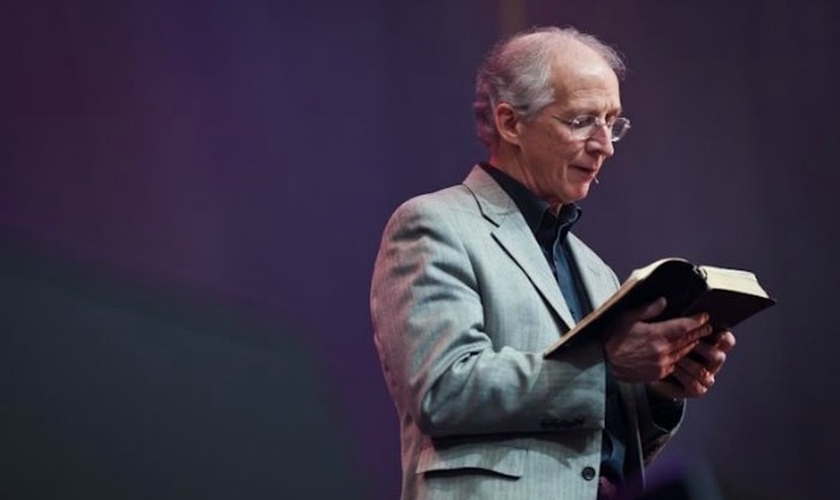 John Piper em ministração na conferência Passion 2012 em Atlanta, nos EUA. (Foto: Andrew Shepherd)