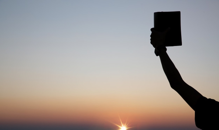 A palavra de Deus é a principal ferramenta para vencer o medo. (Foto: Freepik/Jcomp)