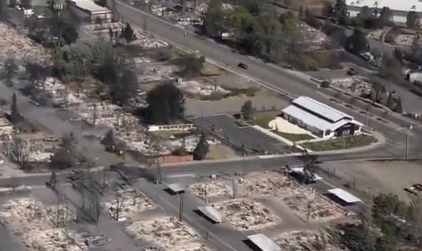 Grande parte da cidade de Talent, no estado de Oregon, foi devastada pelo fogo, mas a igreja Empowered Life permaneceu intacta. (Foto: Facebook)