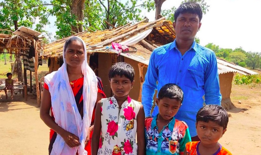 Pastor Munsi Thado morava com sua família em uma floresta, após terem sido expulsos de uma aldeia por causa de sua fé cristã. (Foto: International Christian Concern)