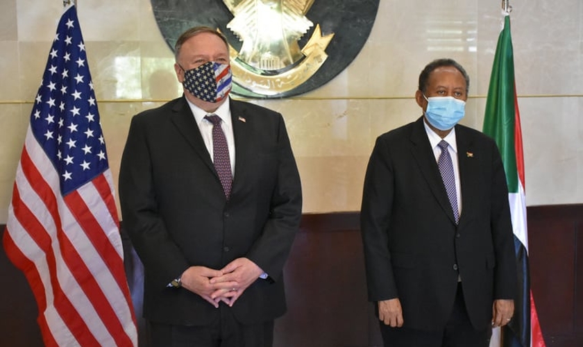 Secretário de Estado dos EUA, Mike Pompeo (direita) esteve em Cartum, no Sudão, junto a uma delegação de Israel, para mediar um acordo de paz entre o estado árabe e o estado judeu. (Foto: Embaixada dos EUA em Cartum / Domínio Público)