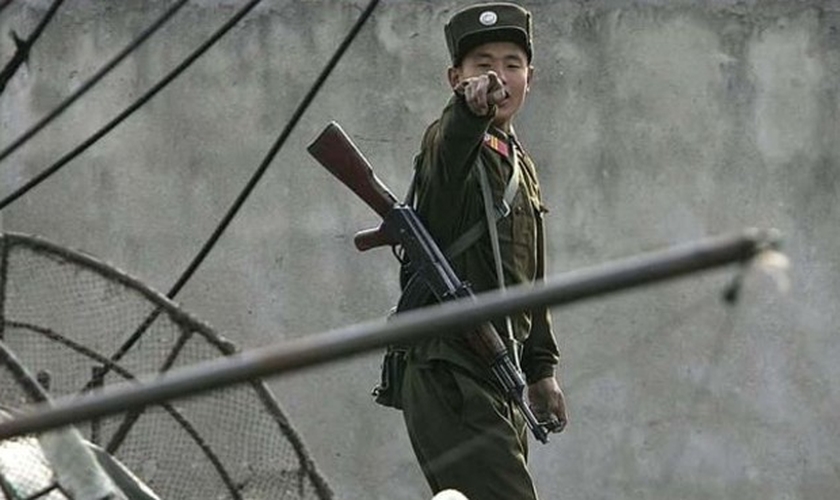 Soldado norte-coreano caminha com fuzil pendurado no ombro. (Foto: Ary News)