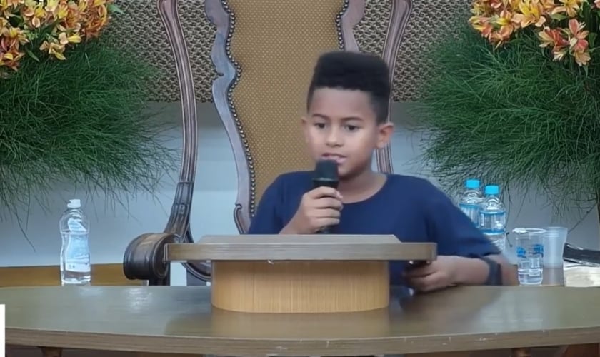 João Wallace compartilhou seu testemunho durante o culto de adolescentes da AD Belém Campinas, no dia 2 de novembro. (Imagem: Facebook / AD Belém Campinas)