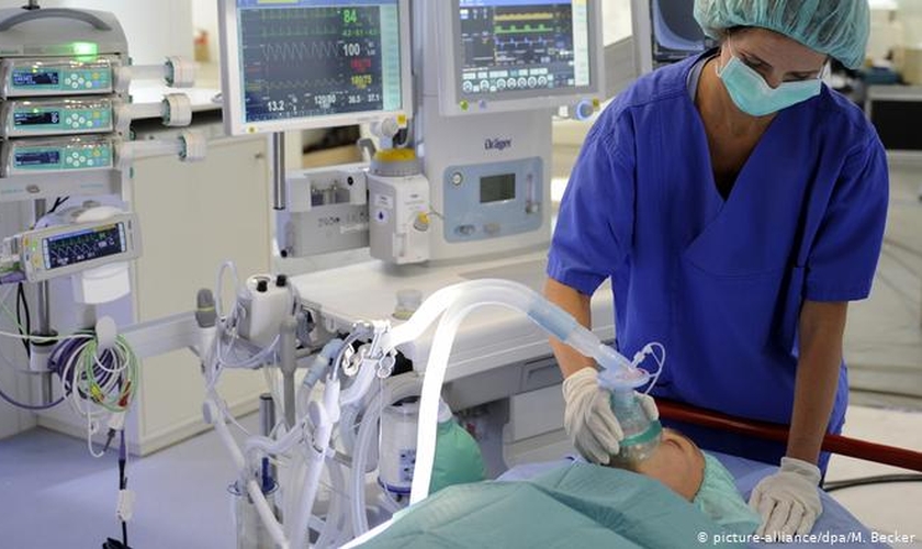 Imagem ilustrativa de enfermeira tratando paciente em hospital. (Foto: Picture-alliance/dpa/M. Becker)