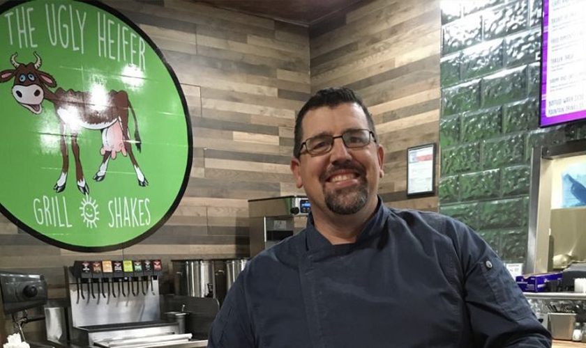 O pastor John Stout fundou o restaurante Ugly Heifer Grill, no Texas. (Foto: AG News)