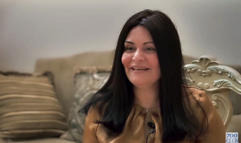 Iliana Soltani passou anos acreditando que era uma verdadeira bruxa. (Foto: The 700 Club)