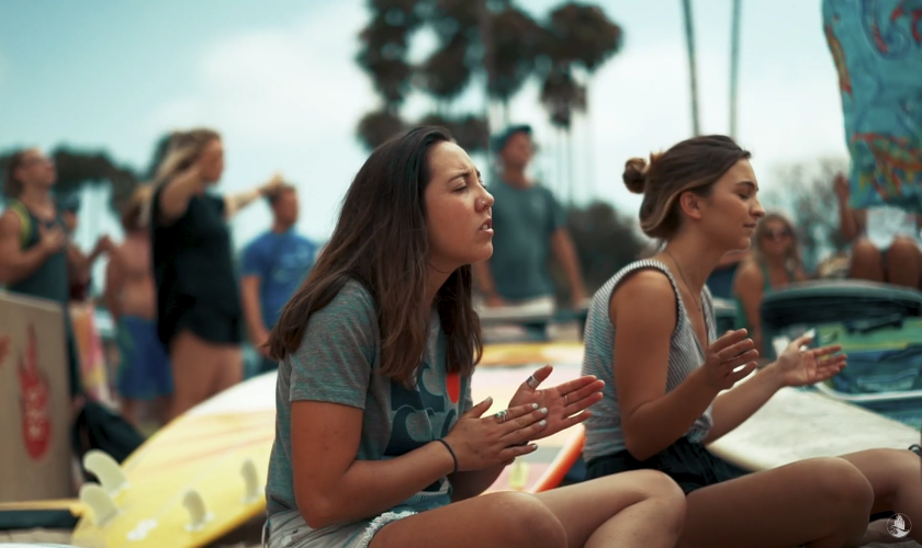 Ministério de intercessão é feito nas praias. (Foto: Catch The Wave)