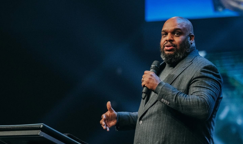 Pastor John Gray é líder da Igreja Relentless. (Foto: Relentless Church/Facebook)