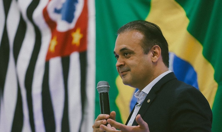 O pastor e deputado Roberto de Lucena fala em defesa das liberdades. (Foto: Roberto de Lucena)