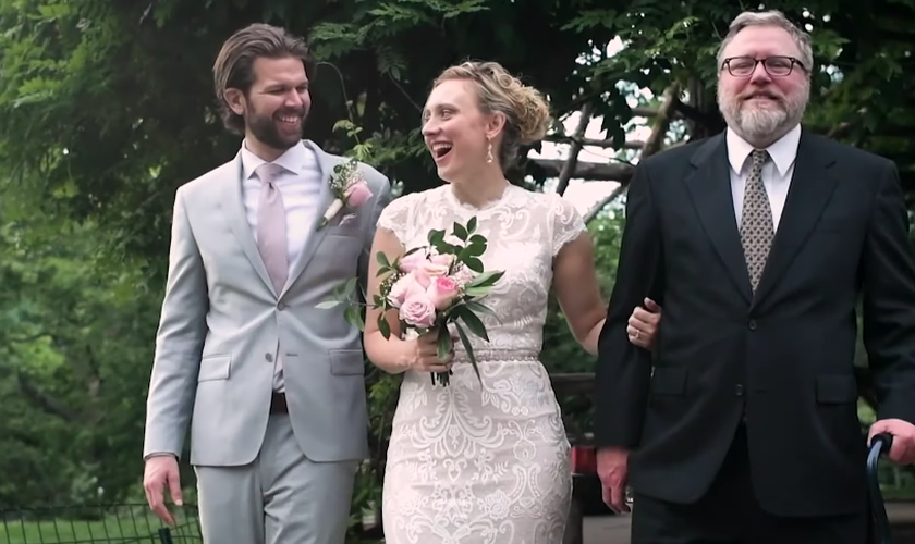 Doug Zirkle levou a filha ao altar em seu casamento. (Foto: Captura de Tela/YouTube/The 700 Club)