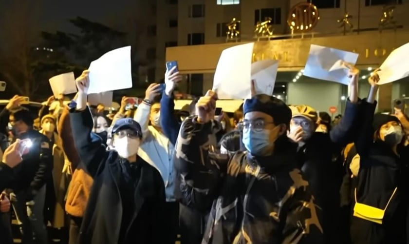 Chineses protestam contra o “Livro Branco”. (Captura de tela: YouTube/CBC News/ The National)