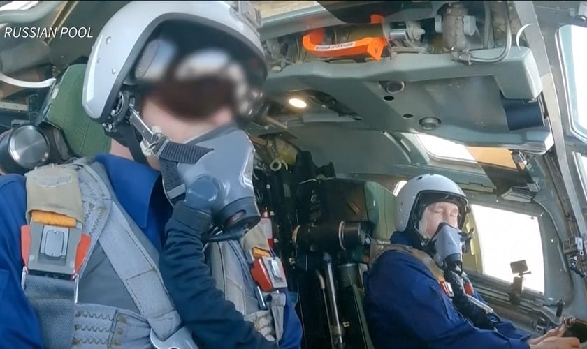 Vladimir Putin durante voo em bombardeio nuclear. (Captura de tela: YouTube/AFP Português)