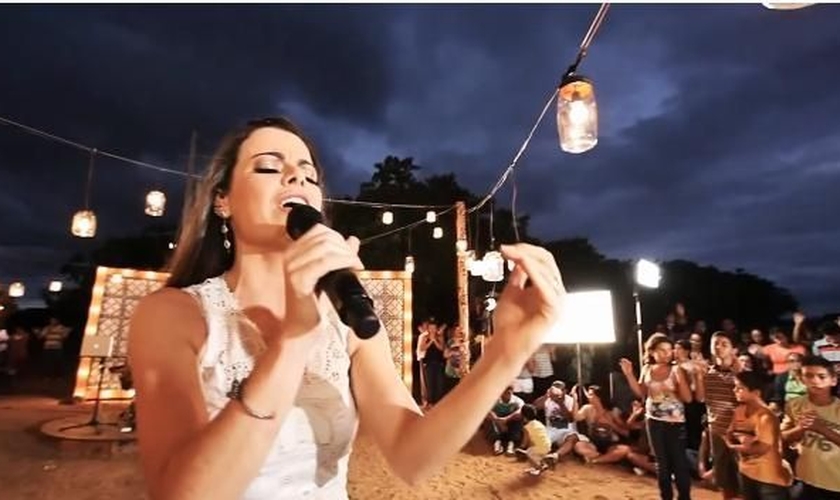 Ana Paula Valadão em apresentação no DVD Tu Reina, último lançamento do grupo.