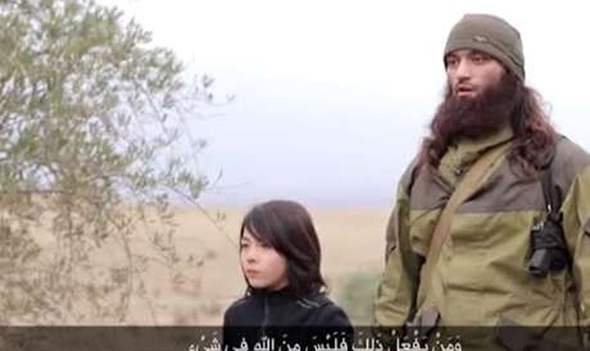 Garoto ao lado de jihadista