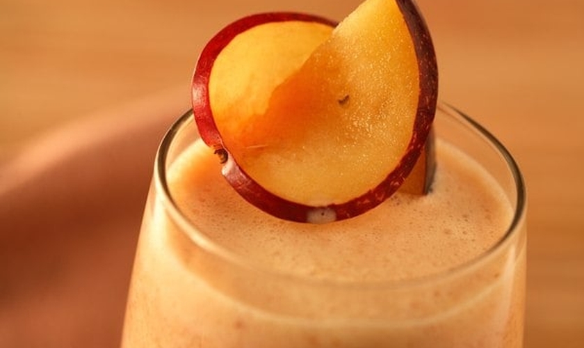 Suco de laranja com banana e ameixa fresca