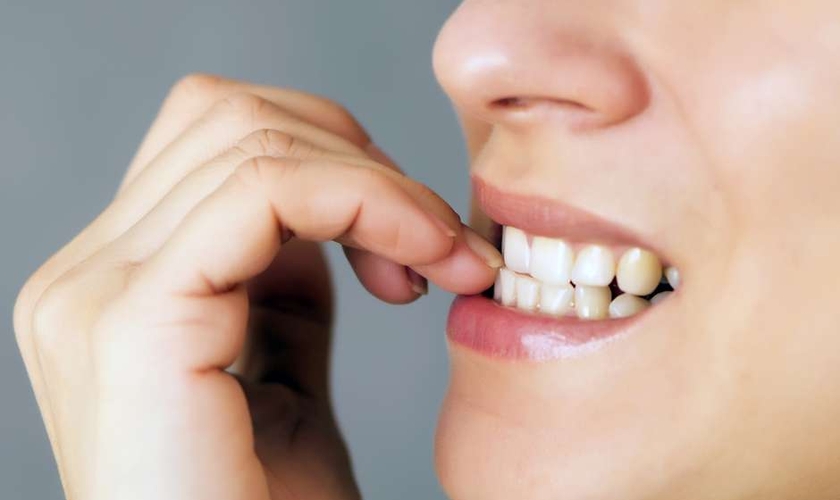 roer unhas pode entortar os dentes