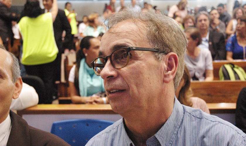 Pastor Jhohn Scotland, que faz parte do Ministério Catch The Fire, durante a Escola Profética, conduzida pelo Ministério Joel Engel, em Campinas(SP).