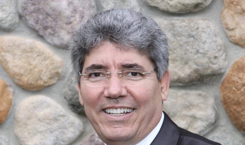 Hernandes Dias Lopes é teólogo, doutor em Ministério pelo Reformed Theological Seminary (EUA), Membro da Academia Evangélica de Letras do Brasil, Diretor Executivo da Editora Luz Para o Caminho e conferencista internacional, com mais 115 livros publicados