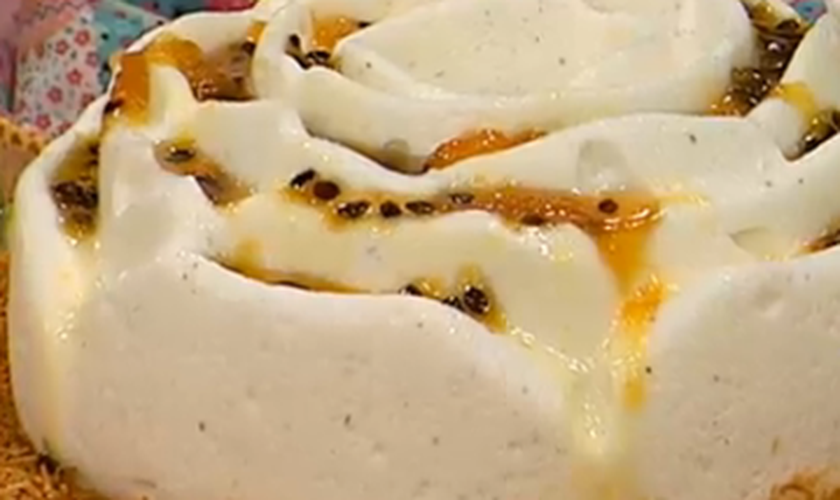 Mousse de coco com calda de maracujá