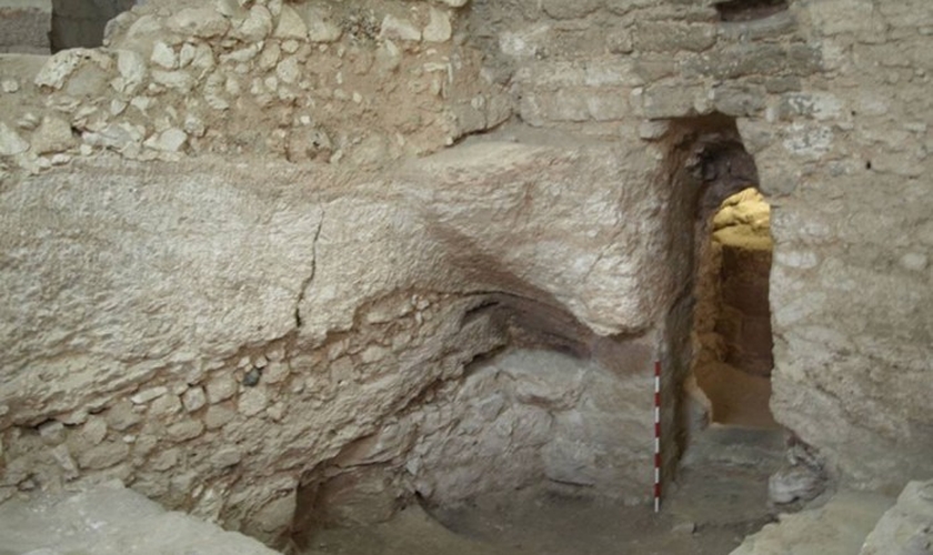 A casa foi parcialmente construída com paredes de argamassa e pedra, apoiada numa encosta rochosa.