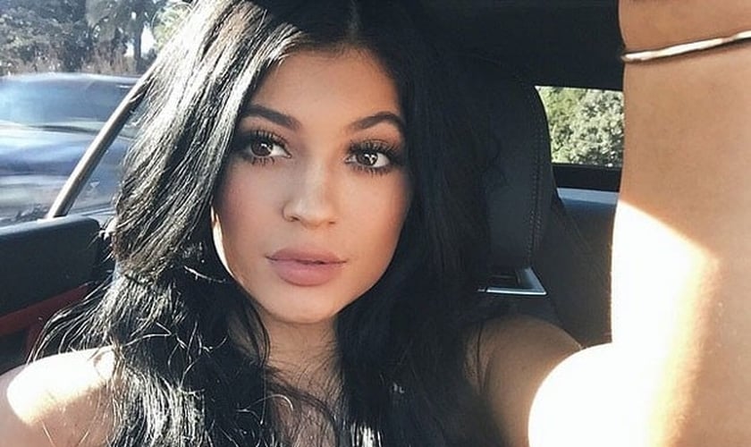 Kylie Jenner inspira as adolescentes a terem lábios carnudos