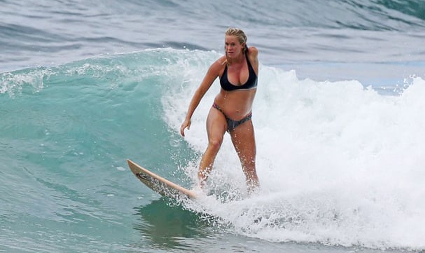 Bethany Hamilton em cima da prancha essa semana no Havaí, ao sexto mes de gravidez.