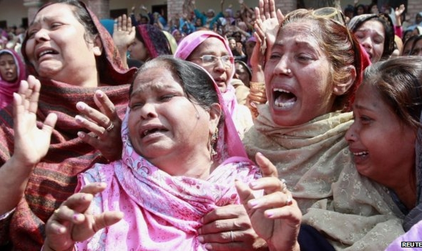 Cristãs no funeral das vítimas do atentado terrorista cometido contra duas igrejas em Lahore (Paquistão).
