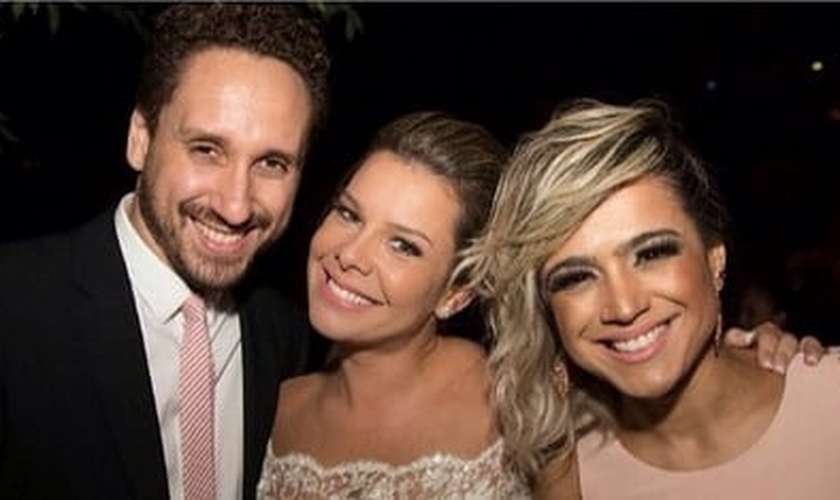 Fernanda Souza em seu casamento com Leonardo Gonçalves e Daniela Araújo