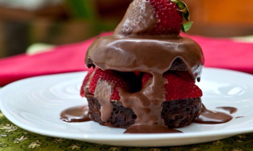 Bolo de chocolate de caneca com morango