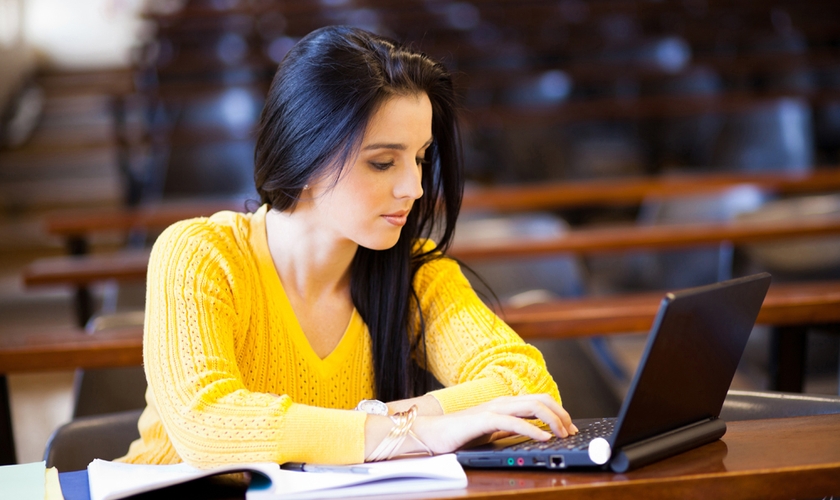 Jovem estudando na universidade. (Reprodução/ York Global )