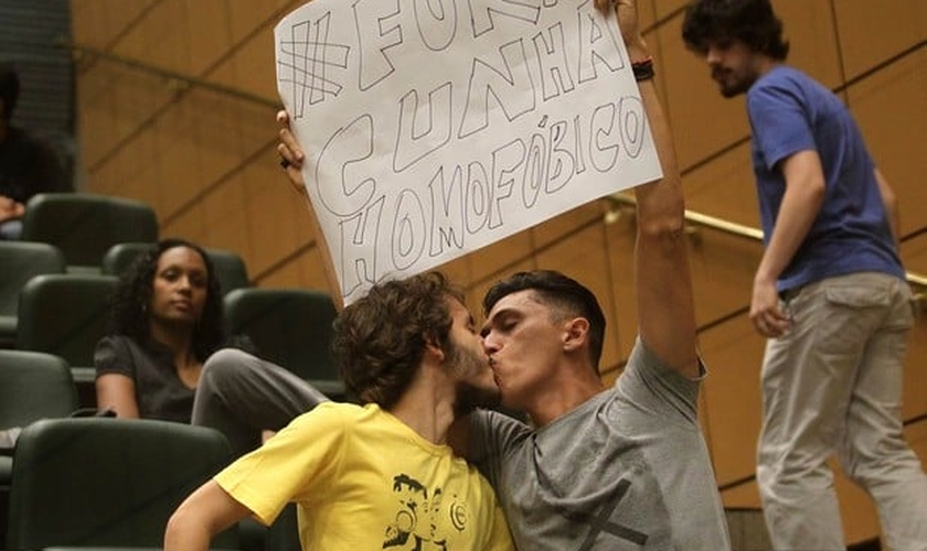 Homossexuais se beijam em protesto contra Eduardo Cunha