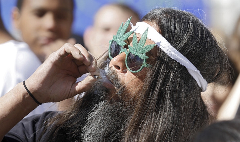 Usuário de maconha durante festa. (Marc Piscotty/Getty Images)