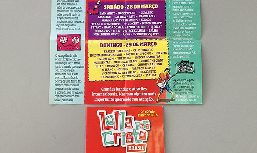 Jovens distribuíram panfletos com mensagens de evangelismo na fila de entrada do evento.