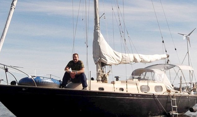 Velejador americano Louis Jordan em seu barco. (Divulgação/ Frank Jordan)