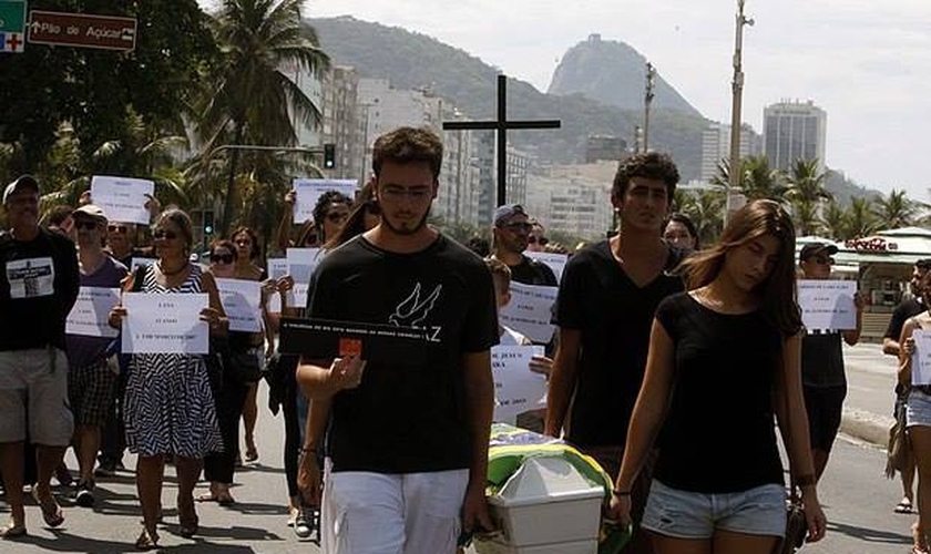 ONG Rio de Paz protesta contra a violência no Complexo do Alemão