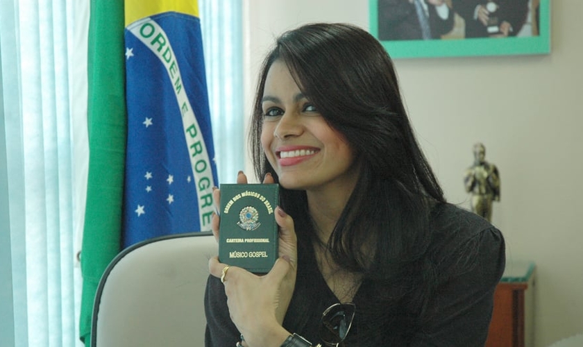 Damares com a carteirinha de registro no prédio da Ordem dos Músicos do Brasil. (Guiame/ Marcos Paulo Corrêa)