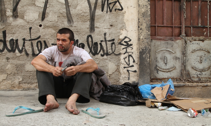 Caique Oliveira interpretando Eduardo, em cenas na Cracolândia. (Divulgação/ 4U Films)