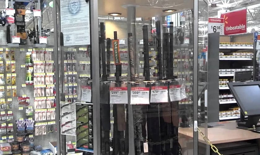 Armas de alta capacidade expostas a venda, em uma unidade do Walmart.