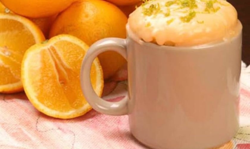 Bolo de laranja na caneca