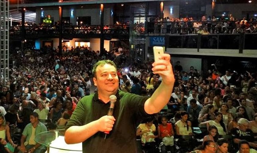 O pastor Junior Santos idealizou o "Culto Selfie", a fim de atrair os jovens.