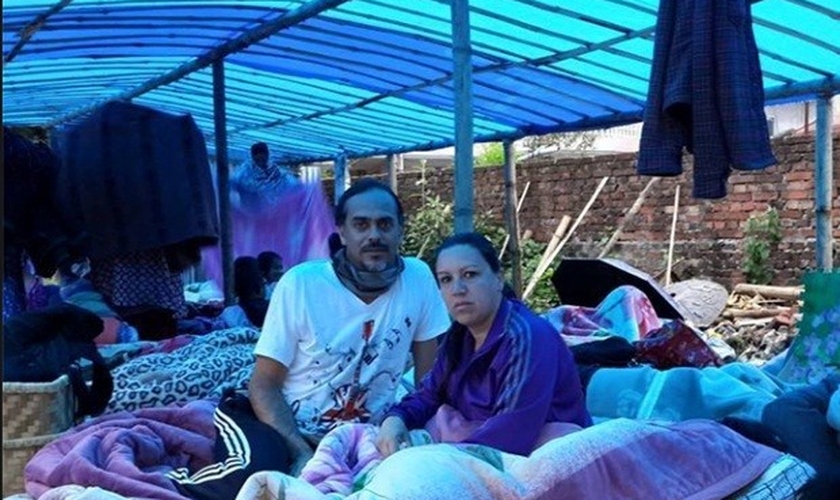 Everson Gonçalves Santos, de 45 anos vive com a esposa Daniela Moura Santos, de 39, e a filha Laura Santos, de 6 anos em uma tenda, com outras famílias, nas ruas de Catmandu (Nepal)