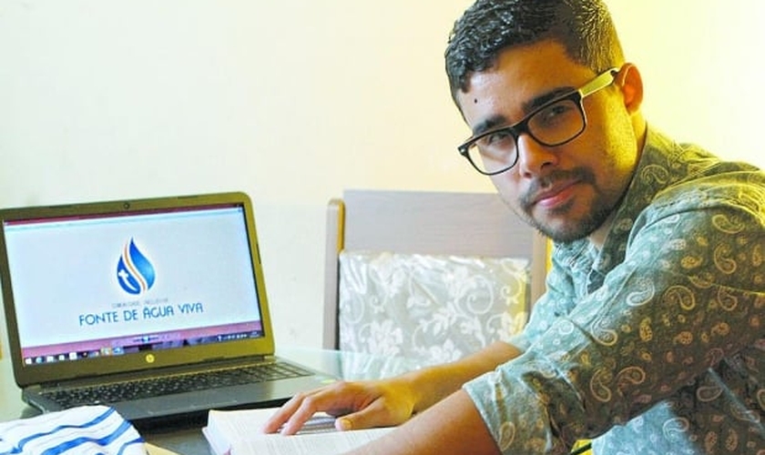 Pastor evangélico homossexual, Gregory Rodrigues, de 23 anos.