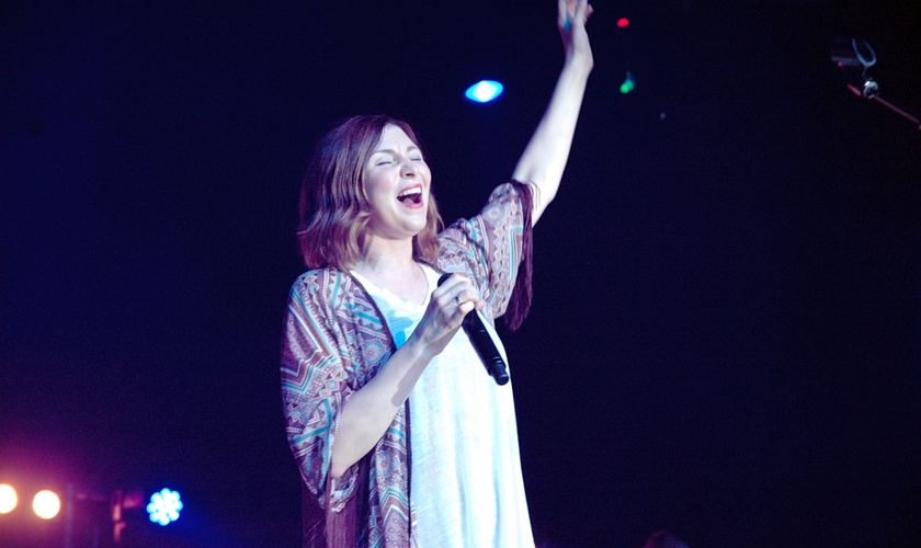 Kim Walker-Smith durante adoração do Jesus Culture em São Paulo.